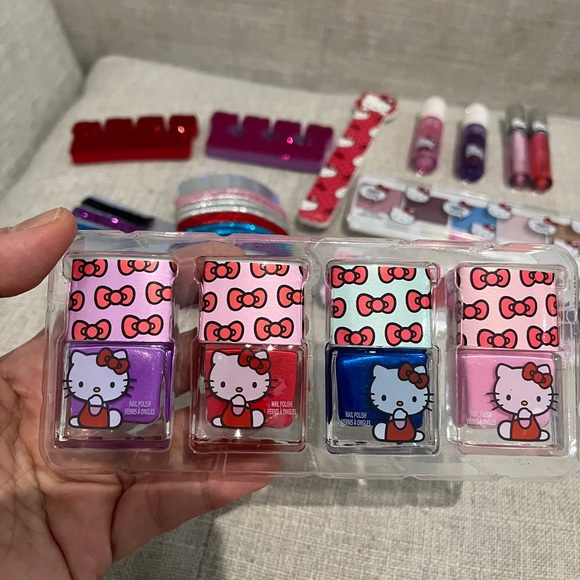 HELLO KITTY Make Up Play Set Kid Girl Sanrio Nail Polish Lip Gloss Hair Chalk - Picture 5 of 10